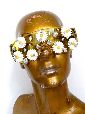 GASOLINE GLAMOUR SWAN RIVER DAISY SPY SUNGLASSES🦢🌼💎